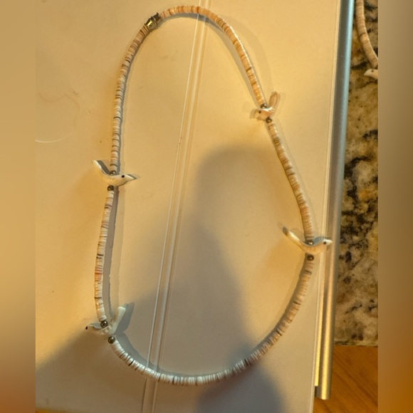 Vintage Native American Heishi Shell Necklace with Carved Bird Fetishes, 1960 - Picture 1 of 3